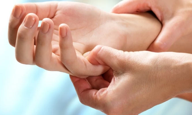 Ρευματοειδής αρθρίτιδα: Ποια είναι τα 10 πρώιμα συμπτώματα που πρέπει να προσέξουμε